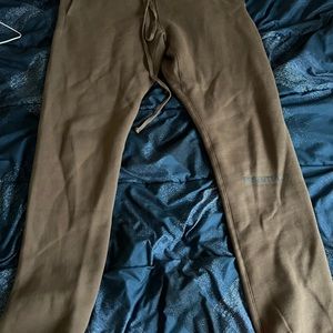Fear of God essentials sweatpants medium harvest brand new w/o tags
